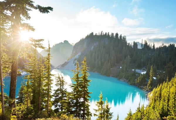 Klidné Jezero Horách Letní Sezóně Krásné Přírodní Krajiny — Stock fotografie