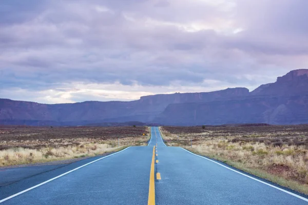 草原の国の道路 出発した自然旅行の背景 — ストック写真
