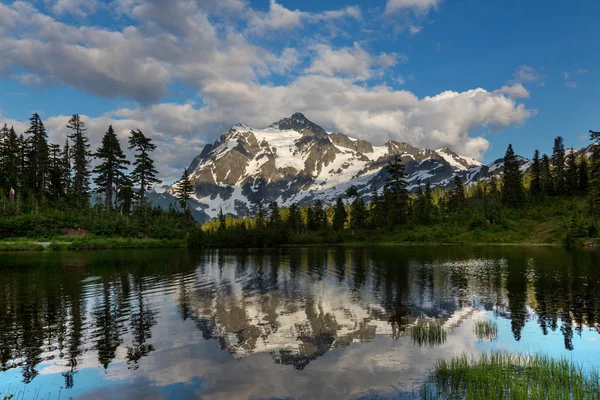 ワシントン アメリカのマウントShuksan反射と風景写真湖 — ストック写真