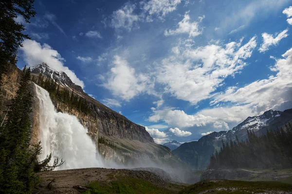 Bella Cascata Nelle Montagne Canadesi — Foto Stock