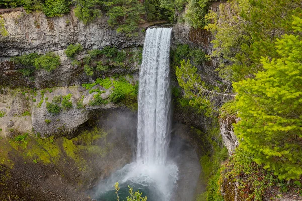 Belle Cascade Dans Les Montagnes Canadiennes — Photo