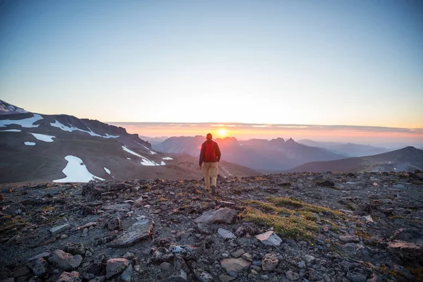 Senderismo Escena Hombre Contra Naturaleza Vista Panorámica —  Fotos de Stock