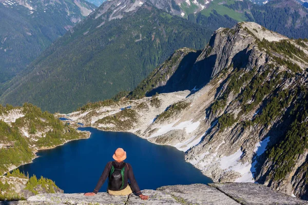 Backpacker Μια Πεζοπορία Στα Βουνά Του Καλοκαιριού — Φωτογραφία Αρχείου