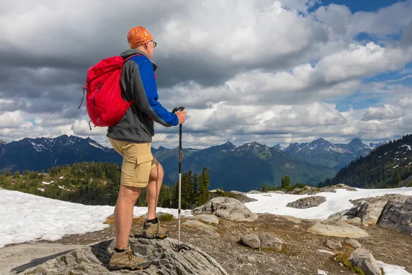 Backpacker Μια Πεζοπορία Στα Βουνά Του Καλοκαιριού — Φωτογραφία Αρχείου