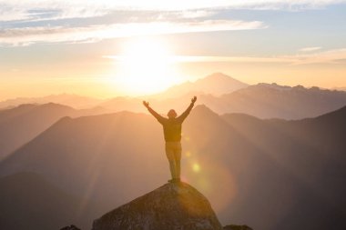 Dağlardaki adam. Yürüyüş sahnesi.