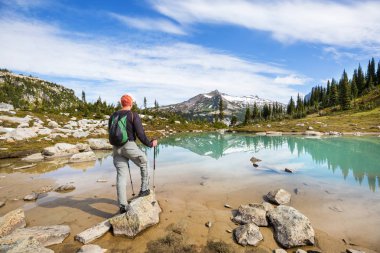 Sakin dağ gölünde rahatlatıcı Hiker