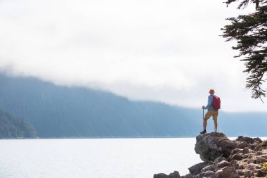 Sakin dağ gölünde rahatlatıcı Hiker