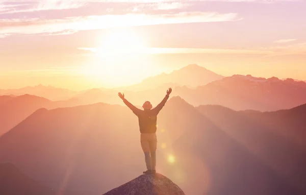 Man Mountains Cliff Hiking Scene — Stock Photo, Image