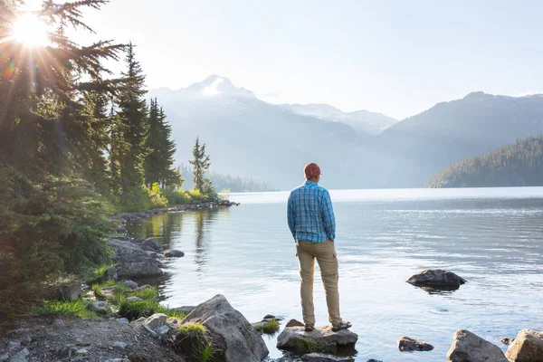 Randonneur Relaxant Lac Montagne Serein — Photo