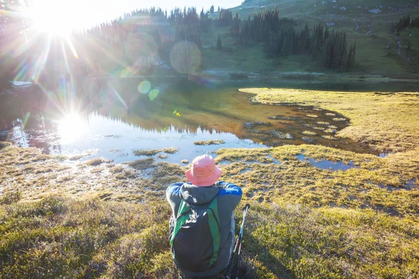 Hiker Relaks Spokojnym Górskim Jeziorze — Zdjęcie stockowe