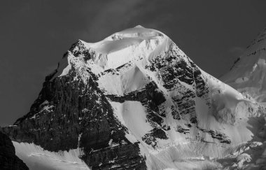 Kanada 'da yaz mevsiminde Güzel Mount Robson