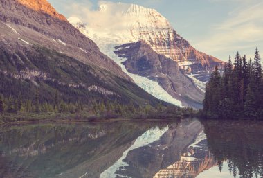 Kanada 'da yaz mevsiminde Güzel Mount Robson