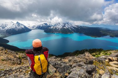 Whistler, BC, Kanada yakınlarındaki Garibaldi Gölü 'nün turkuaz sularına yürüyün. British Columbia 'da çok popüler bir yürüyüş merkezi..