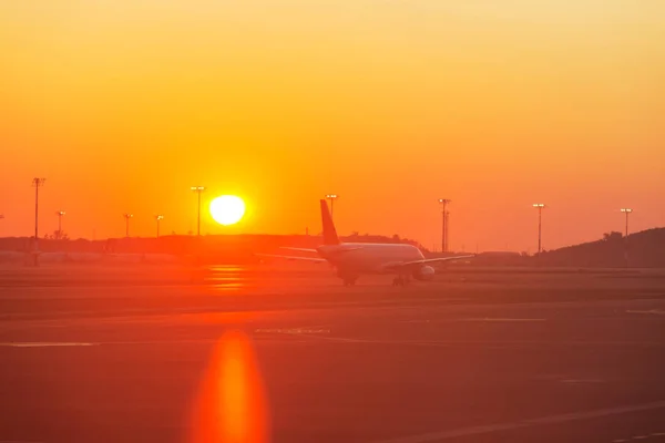 日の出時の空港の航空機 — ストック写真