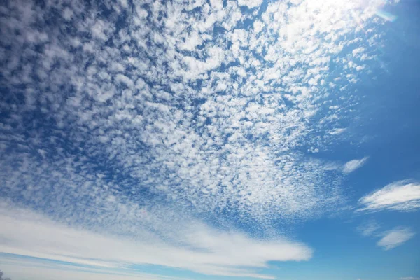 Zonnige Achtergrond Blauwe Lucht Met Witte Wolken Natuurlijke Achtergrond — Stockfoto