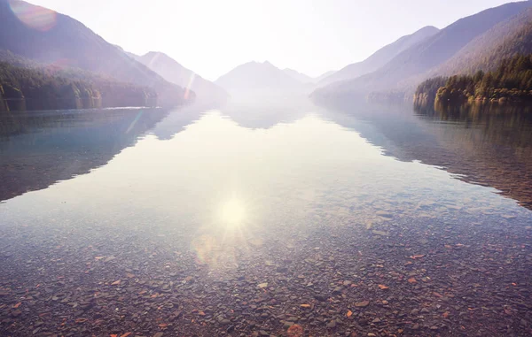 山中静谧的湖水 美丽的自然景观 — 图库照片