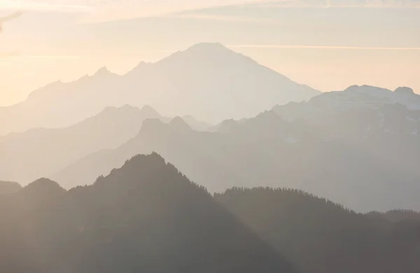 Prachtige Natuurlijke Achtergrond Berg Silhouet Bij Zonsondergang — Stockfoto