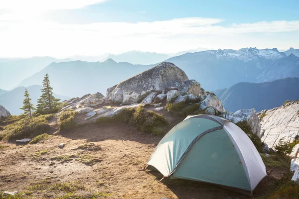 Tält Sommarbergen Vandringskoncept — Stockfoto