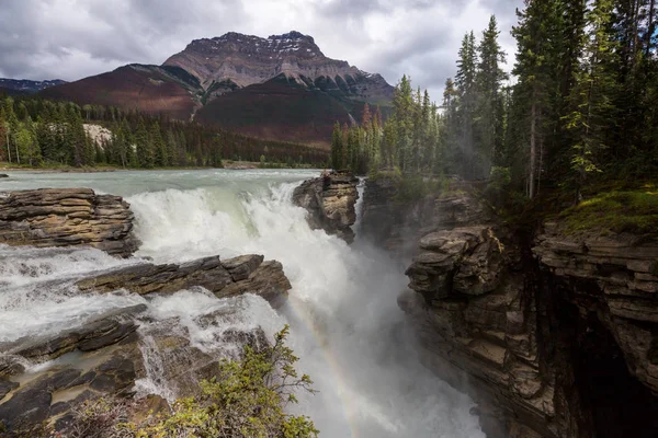 Чудовий Водоспад Канадських Горах — стокове фото