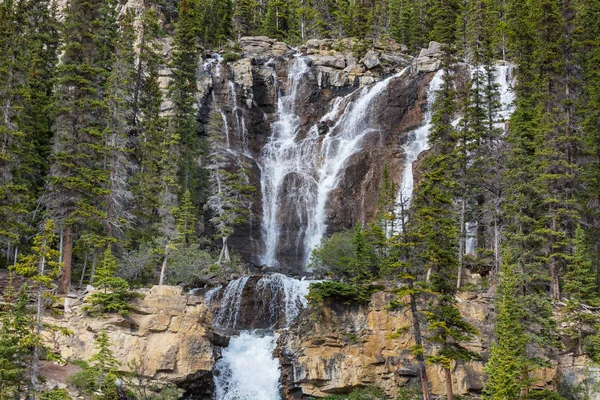 Vackert Vattenfall Kanadensiska Berg — Stockfoto