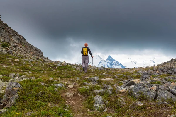 Caminhando Homem Nas Montanhas Canadenses Caminhada Atividade Recreação Popular América — Fotografia de Stock