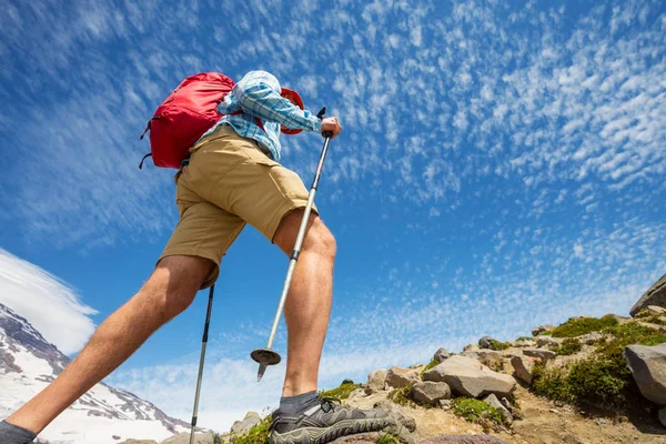 Backpacker Beim Wandern Den Herbstbergen — Stockfoto