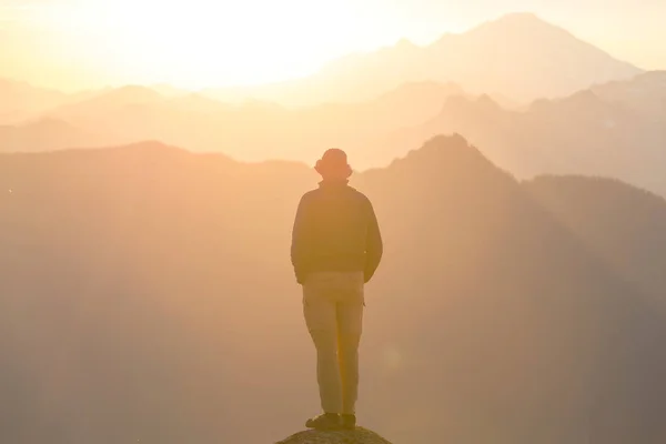 Wandelen Scene Prachtige Zomer Bergen Bij Zonsondergang — Stockfoto