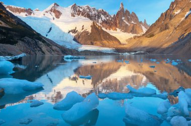 Arjantin 'in Patagonya dağlarındaki meşhur Cerro Torre zirvesi. Güney Amerika 'daki güzel dağ manzaraları.