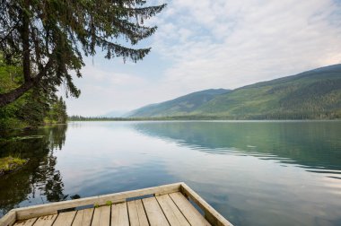 Gün doğumunda güzel göl sahnesi. British Columbia, Kanada.