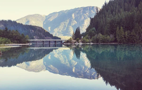 Lago Serenidade Nas Montanhas Temporada Verão Lindas Paisagens Naturais — Fotografia de Stock