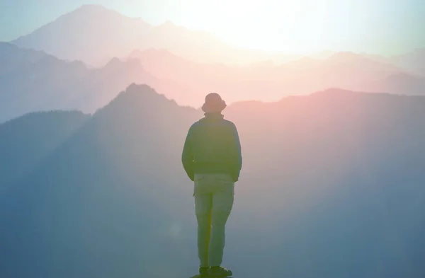Пешие Прогулки Красивых Летних Горах Закате — стоковое фото