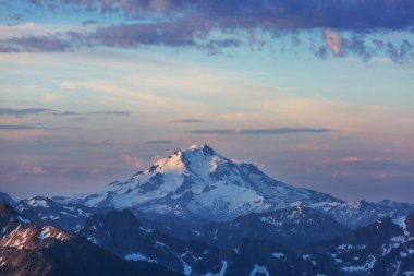 North Cascade Range, Washington / ABD 'de güzel bir dağ zirvesi.