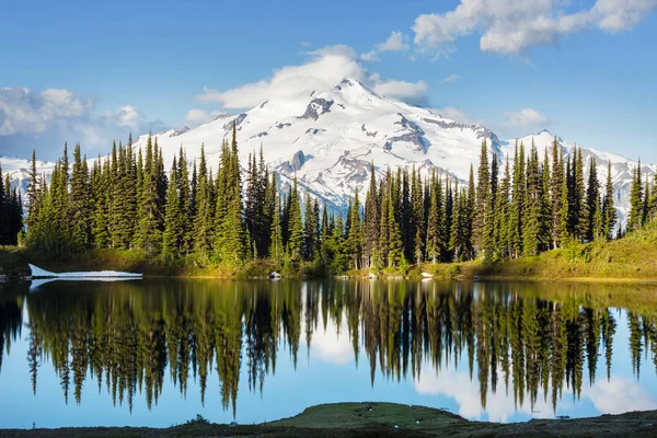米国ワシントン州の画像湖と氷河のピーク — ストック写真