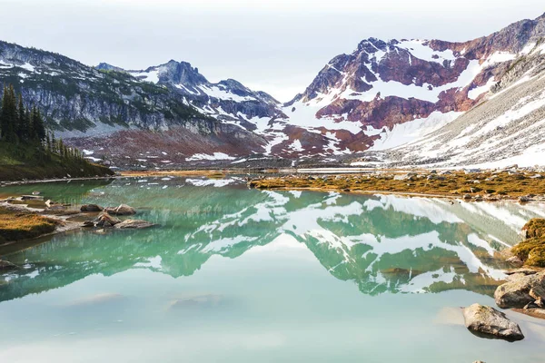 夏の季節には山の中でセレニティ湖 美しい自然景観 — ストック写真