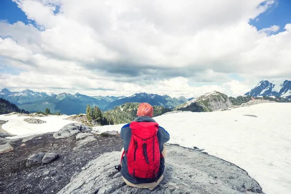 Backpacker Een Wandeling Zomerbergen — Stockfoto