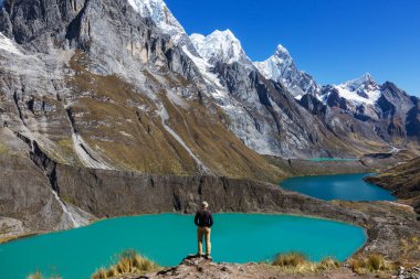 Cordillera dağlarında yürüyüş sahnesi, Peru