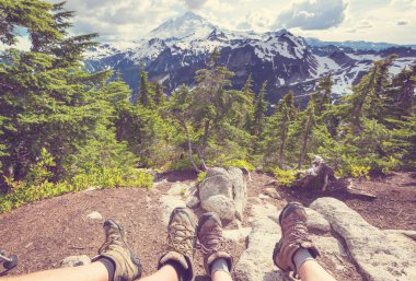 Dağlarda rahatlatıcı backpacker.