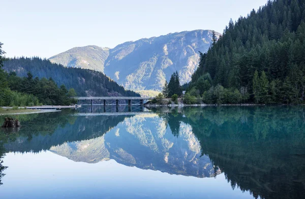 Klidné Jezero Horách Letní Sezóně Krásné Přírodní Krajiny — Stock fotografie