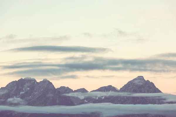 Kaunis Aamukohtaus Vuorilla Sumu Auringonnousun Aikaan — kuvapankkivalokuva