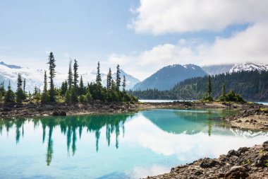 Whistler, BC, Kanada yakınlarındaki Garibaldi Gölü 'nün turkuaz sularına yürüyün. British Columbia 'da çok popüler bir yürüyüş merkezi..