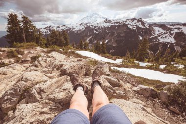 Yaz dağlarında gezintiye çıkmış bir gezgin.