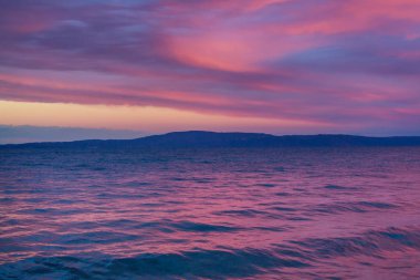 Deniz kıyısında manzara renkli gün batımı. Duvar kağıdı veya arkaplan resmi için iyi.