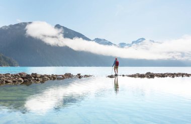 Whistler, BC, Kanada yakınlarındaki Garibaldi Gölü 'nün turkuaz sularına yürüyün. British Columbia 'da çok popüler bir yürüyüş merkezi..