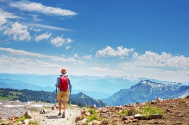 Backpacker sonbahar dağlarında zam