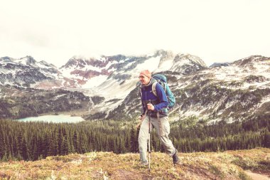 Yaz dağlarında gezintiye çıkmış bir gezgin.
