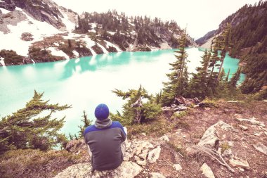 Sakin dağ gölünde rahatlatıcı Hiker