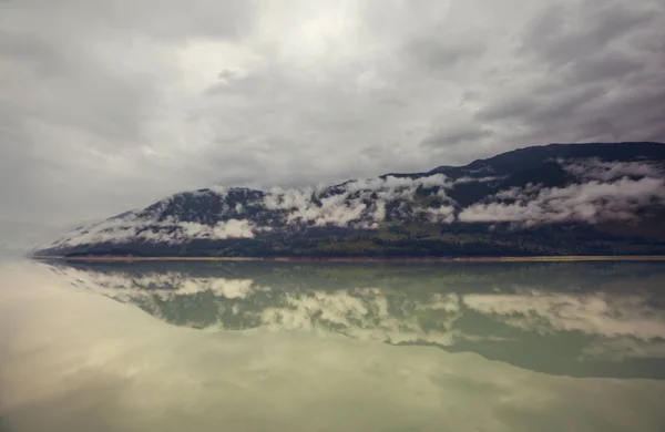 Cena Serena Junto Lago Montanha Canadá Com Reflexo Das Rochas — Fotografia de Stock