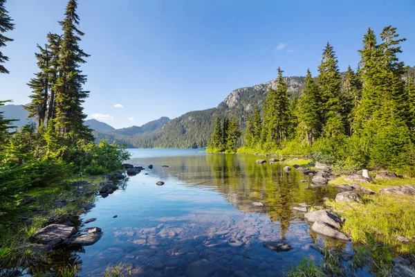 Lugn Scen Vid Fjällsjön Kanada Med Spegling Klipporna Lugnt Vatten — Stockfoto