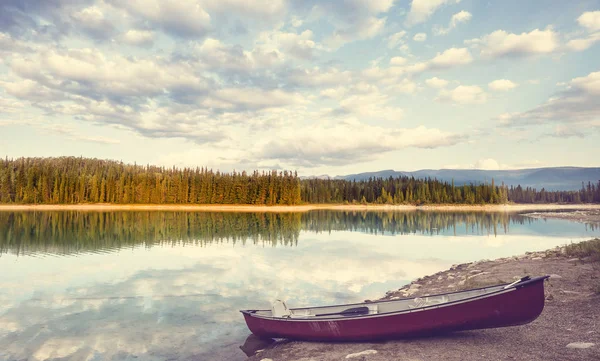 Lugn Scen Vid Fjällsjön Kanada Med Spegling Klipporna Lugnt Vatten — Stockfoto