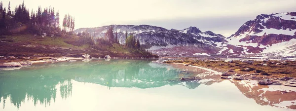 Lugn Sjö Fjällen Sommarsäsongen Vackra Naturlandskap — Stockfoto